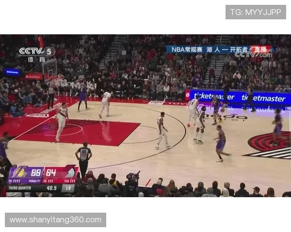 NBA拉拉维亚强势突破连摆脱防守上演高难度上篮精彩得分瞬间